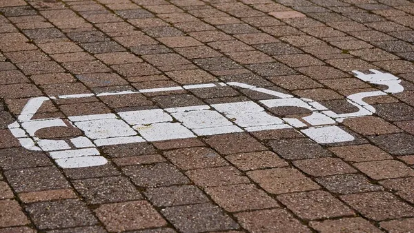 Cât are de plătit un japonez care și-a lăsat mașina într-o parcare cu plată timp de șapte ani