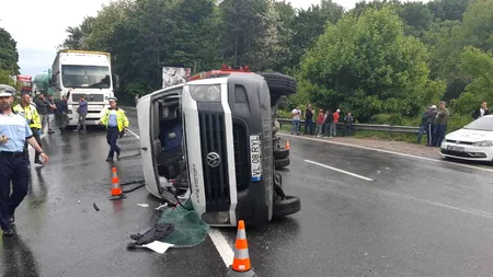 Un microbuz cu 12 călători s-a răsturnat pe DN 7. Una dintre victime este în stare critică - FOTO