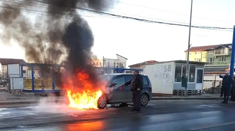 Mașină în flăcări într-o stație de autobuz din Capitală / VIDEO