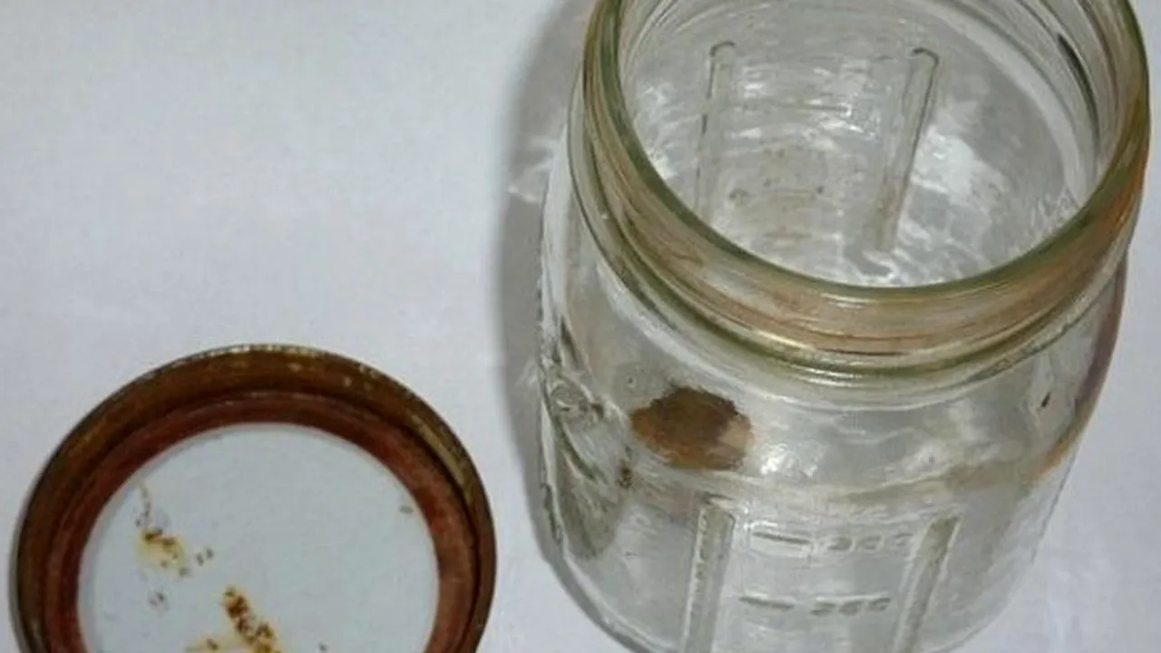 Acest borcan a plutit în ocean timp de 50 de ani. Ce a găsit în el bărbatul care l-a descoperit