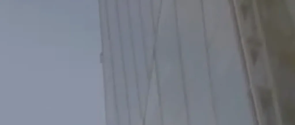 Alpinism pe un zgârie-nori: Un bărbat s-a cățărat, fără măsuri de siguranță, pe cea mai înaltă clădire din Londra - VIDEO