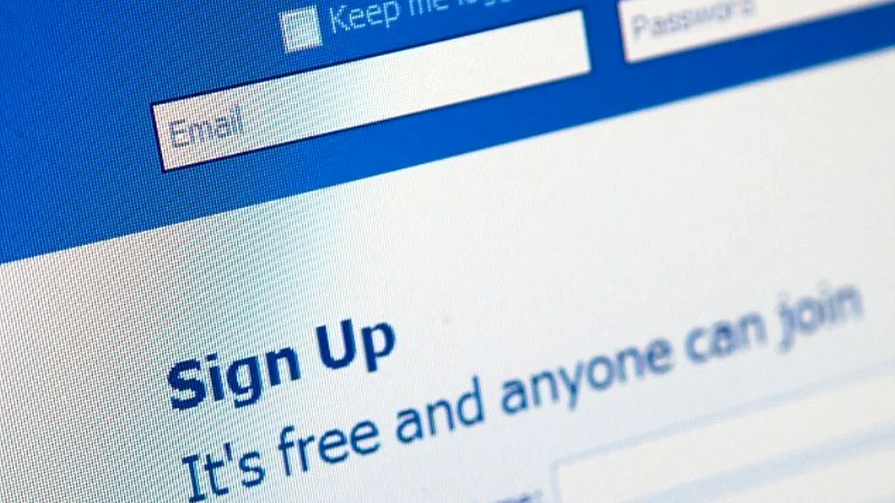 STUDIU. Testul care îți spune dacă ești dependent de Facebook