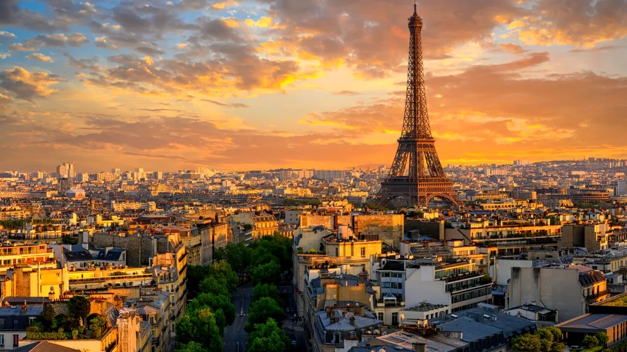 Greva națională din Franța închide Turnul Eiffel. SIMBOLUL Parisului este victima revoltei generale contra președintelui Macron