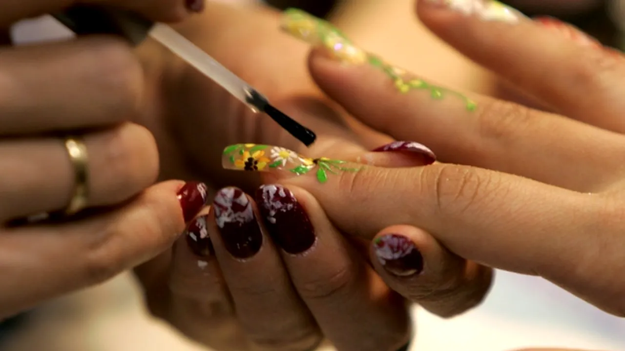 STUDIU. La ce riscuri te poți expune dacă îți pui unghii false