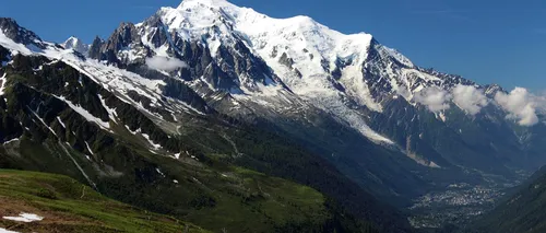 Cinci turiști români au vrut să urce cel mai înalt vârf muntos din Europa fără a fi echipați corespunzător. Ce decizie drastică au luat autoritățile franceze