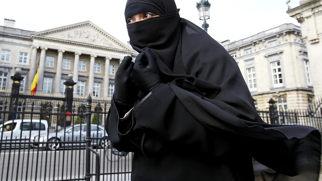 Austria a interzis purtarea vălului islamic în școlile primare