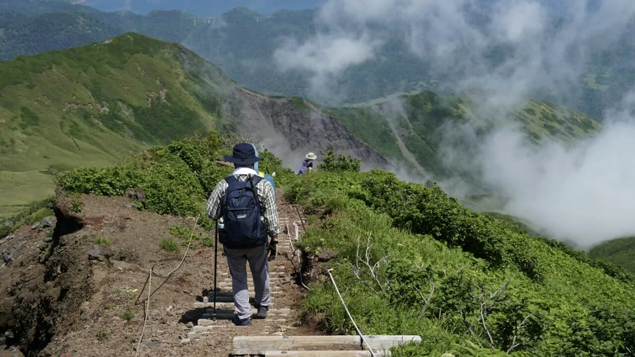 MUNTELE sacru care atrage anual sute de mii de vizitatori, accesibil doar cu taxă pentru a limita aglomerația. Doar 2 luni pe an îl poți escalada