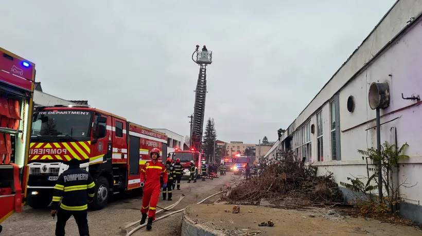 Incendiu puternic la fabrica Moldomobila din Iași. Focul ar fi pornit de la SCÂNTEI provenite de la un dispozitiv de tăiere