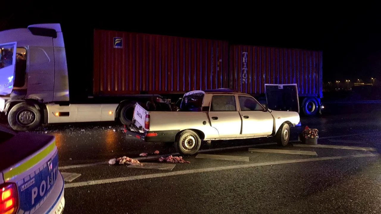 Accident rutier grav în Ștefăneștii de Jos. Doi copii și doi adulți au fost răniți, după ce mașina în care se aflau a lovit frontal un TIR la ieșirea de pe A3 (VIDEO)