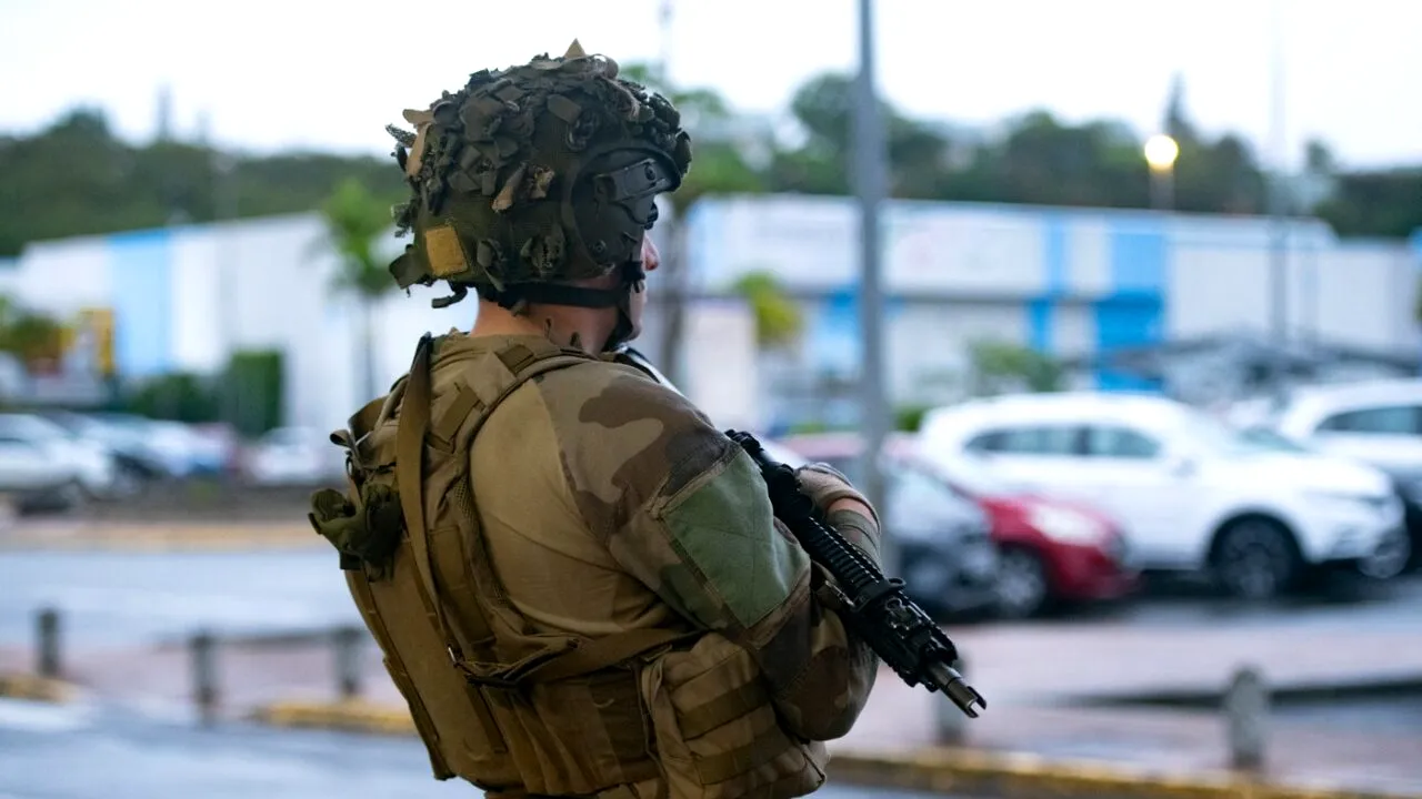 Continuă REVOLTELE în Noua Caledonie (Franța): Sute de persoane arestate, drumurile sunt baricadate / „Un război civil” e în plină desfășurare