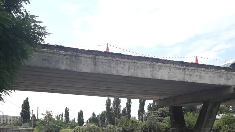 Balustrada unui pod s-a prăbușit peste șosea, la ieșirea din Buzău spre Brăila. Nu sunt victime 