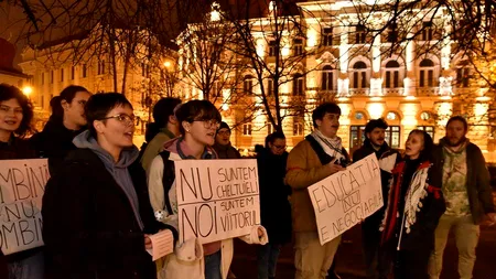 Studenții din Oradea au ieșit în stradă, dar nu au protestat pentru justiție, ci contra tăierii burselor: „La Palat e sărbătoare, în cămine, foame mare!”