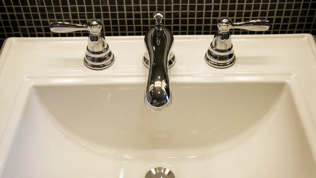 Un ingredient banal poate îndepărta RAPID calcarul sau petele de apă de pe obiectele sanitare