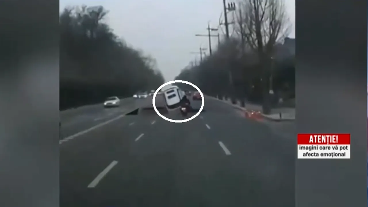 Un motociclist a MURIT, după ce a căzut într-o groapă apărută brusc în asfalt. Momentul tragic a fost filmat