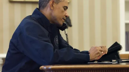 Barack Obama a îmbrățișat și a pupat două asistente medicale care au tratat bolnavi de Ebola