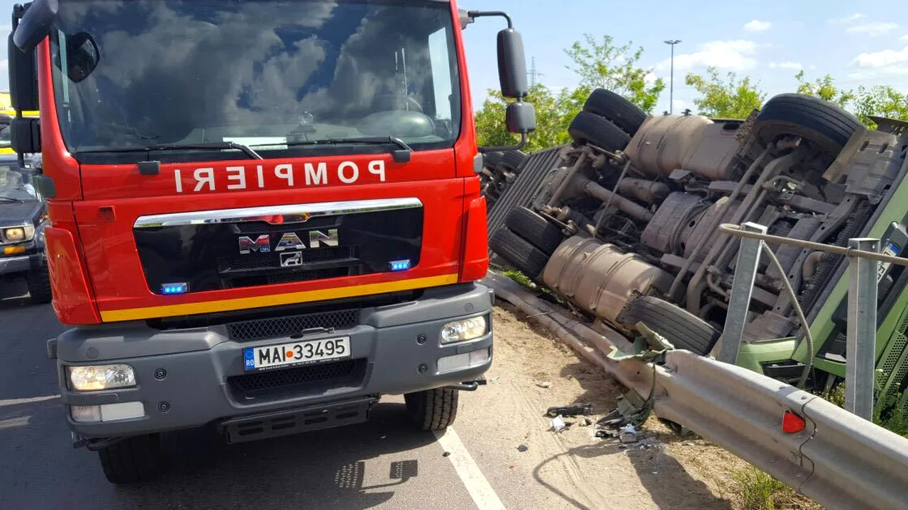 Autocamion încărcat cu porci, răsturnat pe A1. Galerie FOTO