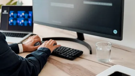 A fost difuzată prima emisiune TV din România în care prezentatorul este generat de inteligența artificială