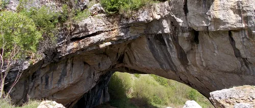 „Podul lui Dumnezeu”, minunea naturii din Mehedinți despre care puțină lume știe. Legenda celui mai mare pod natural din România