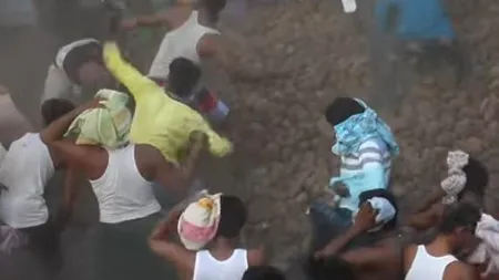 Mii de fermieri indieni s-au bătut cu BALEGĂ de VACĂ, pentru noroc, sănătate și ploi - VIDEO