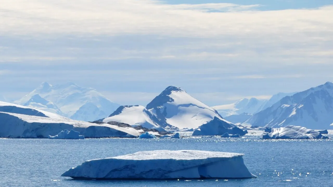 Gaură de mărimea unui stat cât Elveția descoperită în Antarctica. Se formează în același loc de 50 de ani