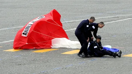 Un parașutist a fost rănit în timpul paradei de Ziua Franței. De la cine a venit CEL MAI NEAȘTEPTAT MESAJ de încurajare: 