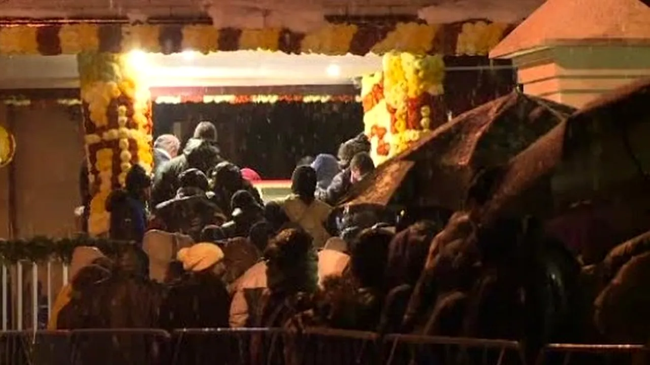 Sute de credincioși au stat la coadă azi noapte pe Dealul Mitropoliei, în ninsoare, pentru a ajunge la moaștele Sf. Dimitrie