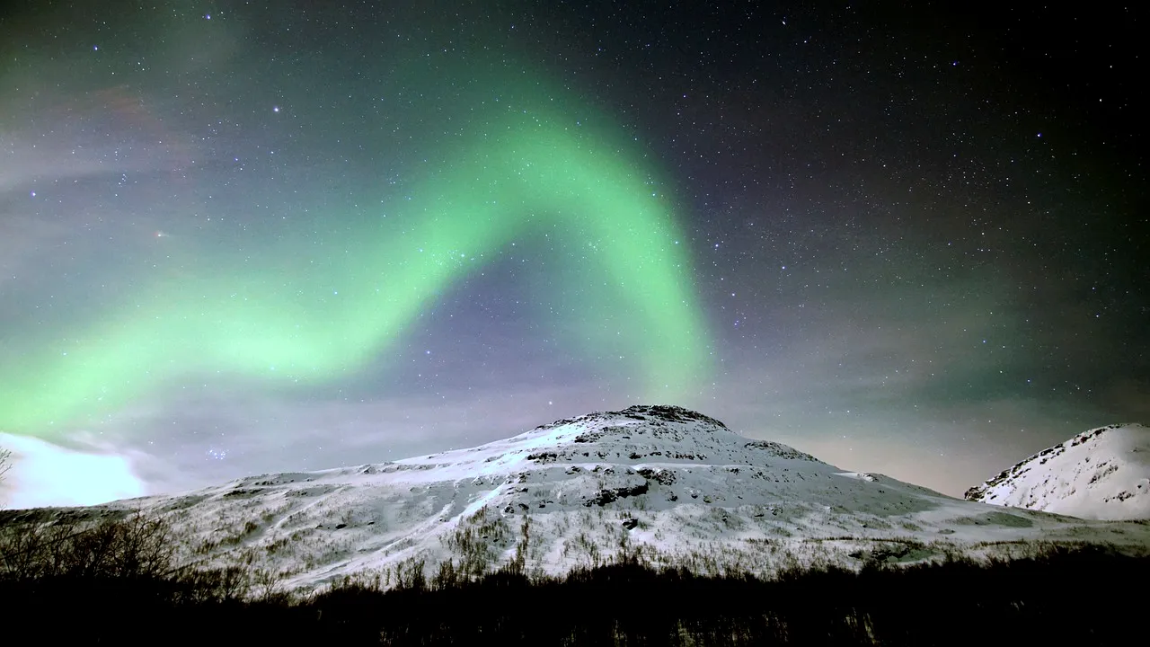O furtună geomagnetică va lovi astăzi Pământul. Rețelele de comunicații ar putea fi în pericol