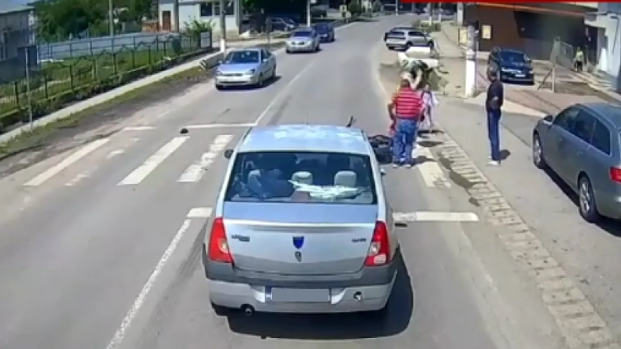 ACCIDENT în Galați. O motocicletă lovită de o mașină a fost proiectată într-o mamă și copilul ei pe trecerea de pietoni