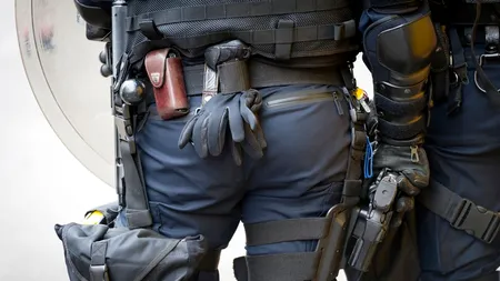 Un român deghizat în femeie a ÎNJUNGHIAT două persoane în Elveția și apoi a încercat să fugă din țară