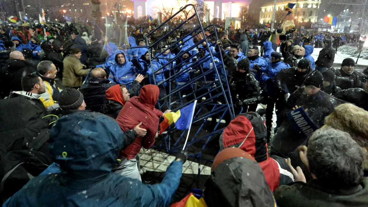 Colonelul Cucoș, despre jandarmul filmat când lovește protestatari: Își desfășoară în continuare activitatea