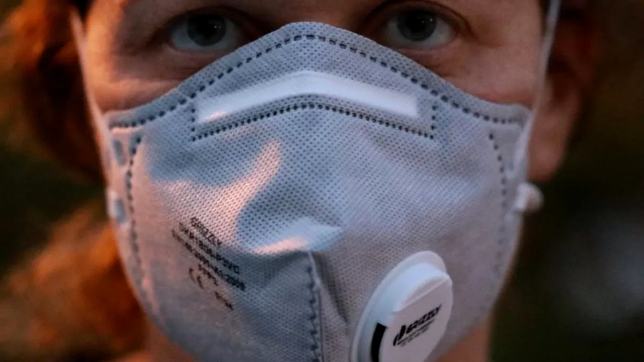 COVID-19. Efectele secundare ale măștilor de față. Cum recomandă specialiștii să ne protejăm pielea