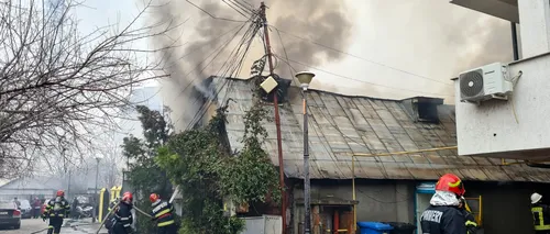 Incendiu puternic la un garaj plin cu anvelope din sectorul 4. Flăcările s-au extins la locuințele din jur, iar pompierii au intervenit cu șase autospeciale (VIDEO)