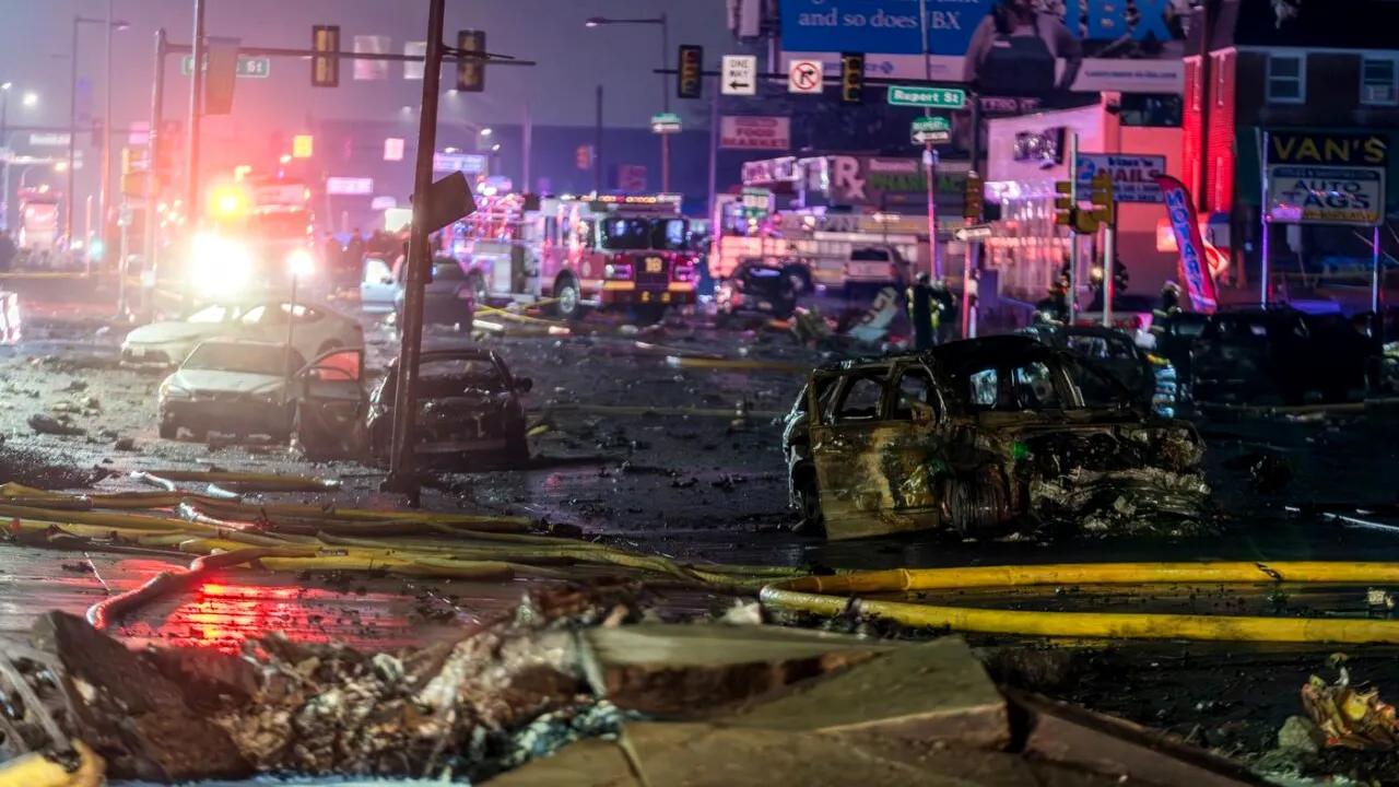 ȘAPTE persoane au MURIT și 19 sunt rănite, în urma prăbușirii avionului medical în Philadelphia. Donald TRUMP: 