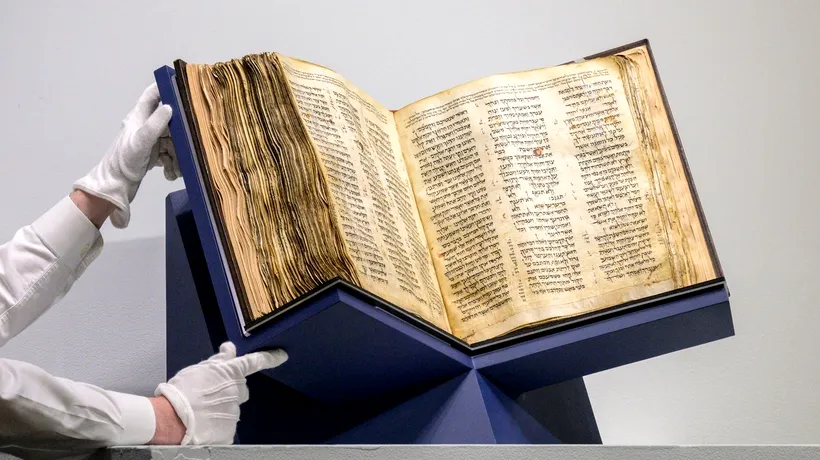 Un fost ambasador al SUA în România a cumpărat o Biblie veche de 1.000 de ani. Suma plătită, una record