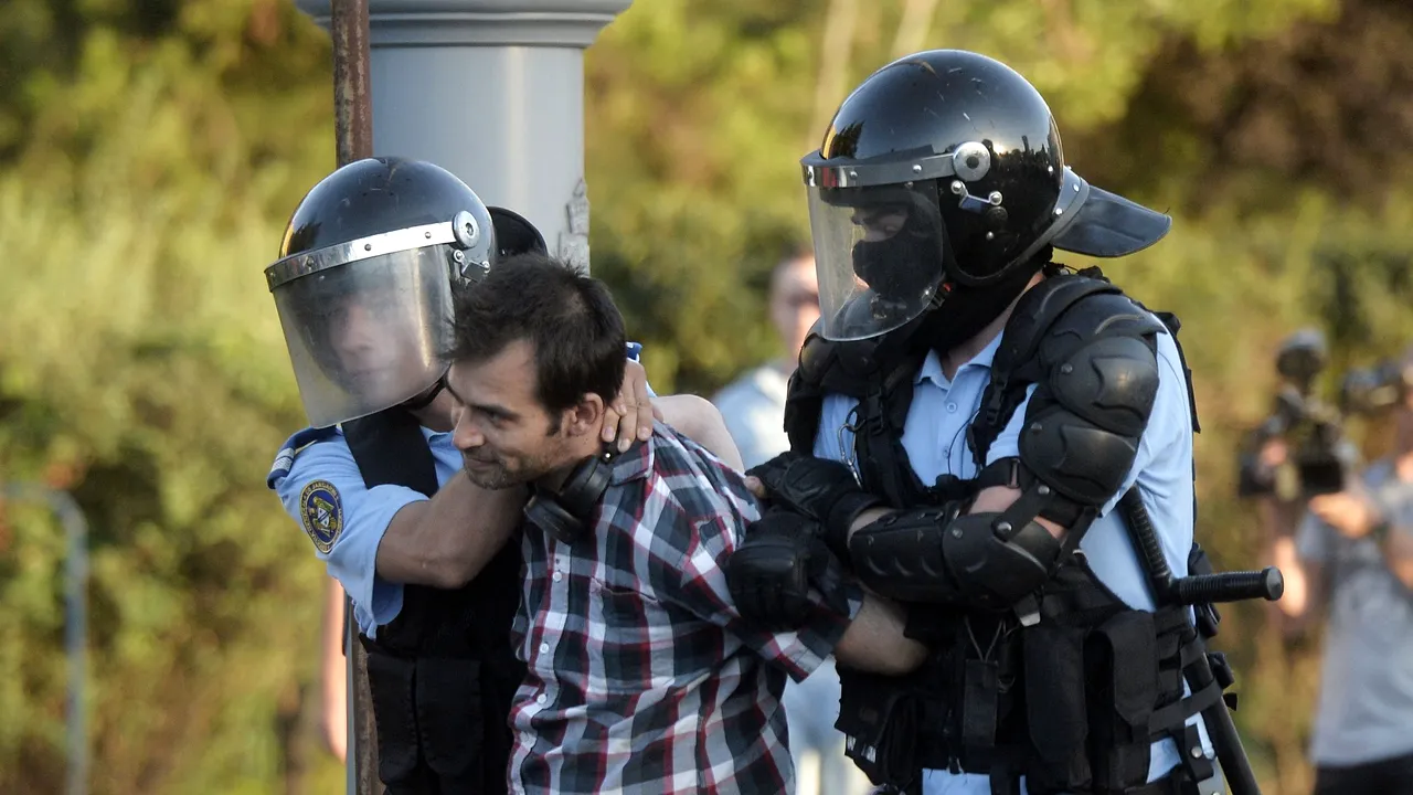 ȘAPTE PROTESTATARI de la mitingul din 10 august, ARESTAȚI preventiv. Până acum, NICI UN JANDARM n-a fost sancționat