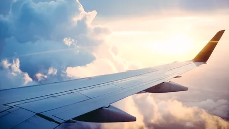 Un avion rusesc cu peste 140 de pasageri la bord a fost la un pas să intre într-un avion-spion al NATO