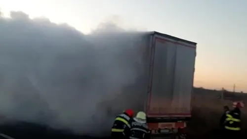 VIDEO | Incendiu pe Autostrada A1. Pompierii încearcă să stingă focul produs într-o semiremorcă. Circulația este restricționată