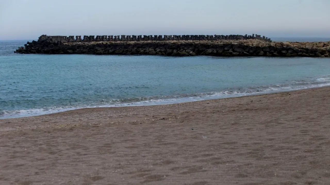 Experiență neplăcută pentru turiștii din Costinești. O plajă a fost acoperită de valuri