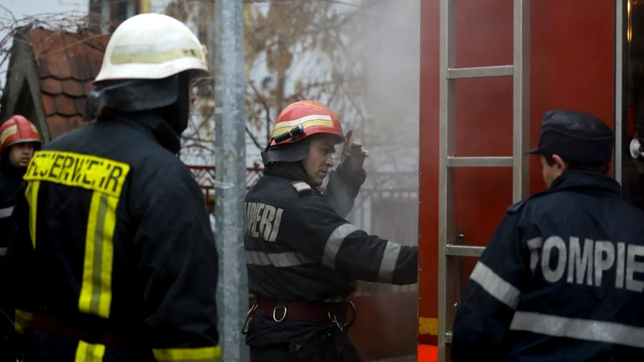 Trei case din sectorul 2, afectate de un incendiu puternic