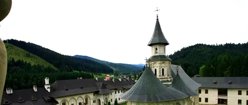 Dragnea a semnat un contract de restaurare a mânăstirii Putna de peste 3 milioane de euro