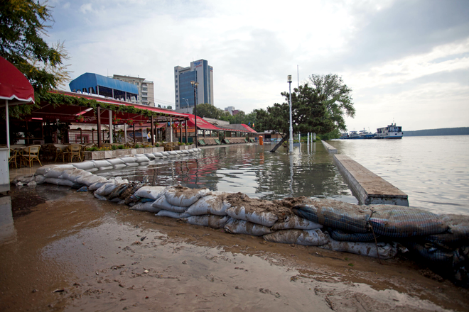 Faleza inferioara din Galati este inundata de Dunare, dupa ce fluviul a crescut cu 12 centimetri ajungand la 633 de cm, peste cota de inundatii, sambata, 26 iunie 2010. Debitul fluviului e de 14.900 metri cubi pe secunda, cu aproape 50% mai mare decat ar fi normal pentru aceasta perioada. FLORIN NOVAC / MEDIAFAX FOTO