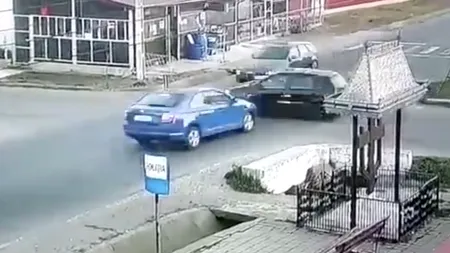 O persoană a murit și cinci au fost rănite, între care un copil de 2 ani, după impactul a trei mașini într-o intersecție din județul Iași. Accidentul a fost surprins de camerele de supraveghere (VIDEO)