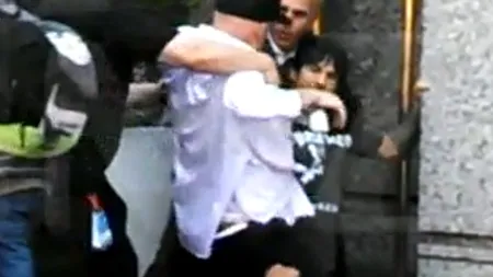 Solistul trupei Red Hot Chili Peppers s-a bătut cu un agent de pază într-un hotel - VIDEO