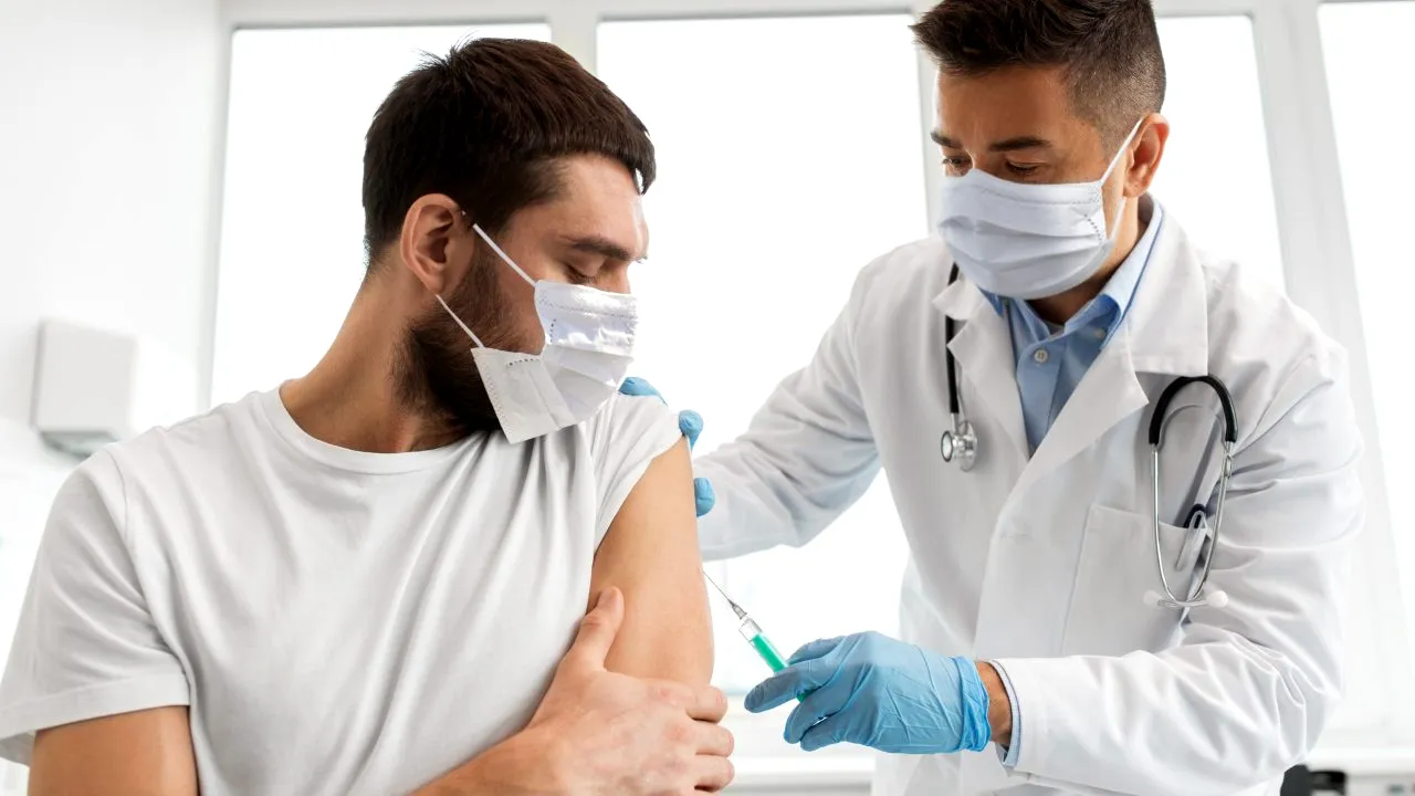 Puțin peste 11.000 de persoane s-au vaccinat anti-Covid în România, în ultimele 24 de ore, interval în care au fost înregistrate opt efecte adverse