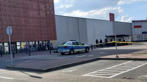 Un copil de 12 ani a fost înjunghiat, în parcarea unui mall din Sibiu, după un scandal între zeci de persoane. Băiatul e în stare gravă