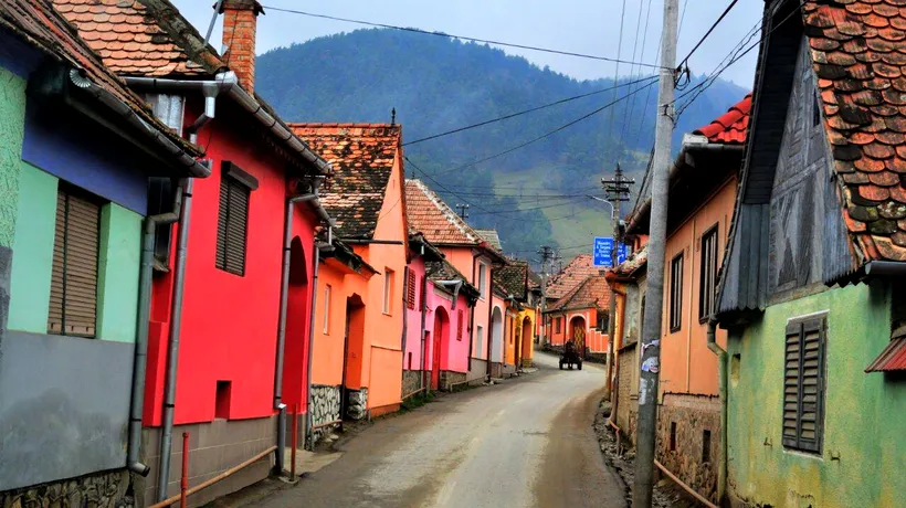 Ce n-a văzut Occidentul: într-un sat din România, localnicii primesc BANI doar ca să treacă strada!