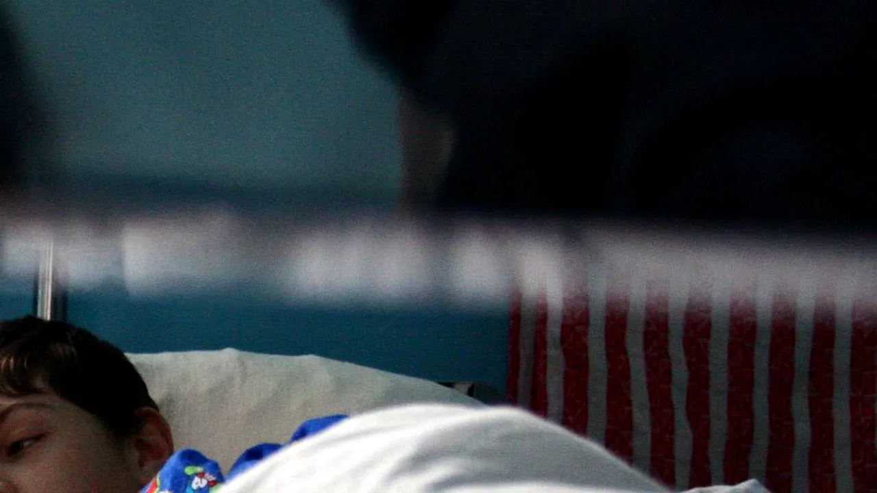 Copil de șase ani lăsat de mamă în grija rudelor, bătut cu un vătrai încins de unchiul său