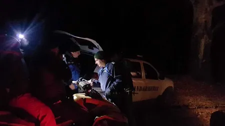 Doi tineri blocați cu ATV-ul în zăpadă, salvați de jandarmii din Argeș