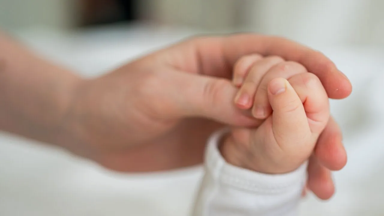 INS a emis datele oficiale pentru mișcarea naturală a populației în luna aprilie 2025: 10.462 certificate de naștere, 19.527 certificate de deces