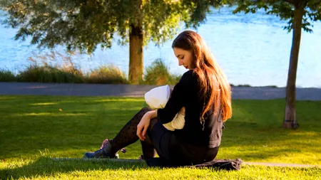 OMS recomandă continuarea alăptării în timpul infecţiei COVID-19 şi după vaccinare